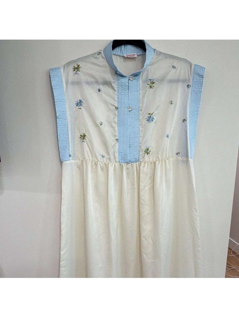 Vintage Odette Barsa Cream and Light Blue Floral Embroidered Dressing Gown
